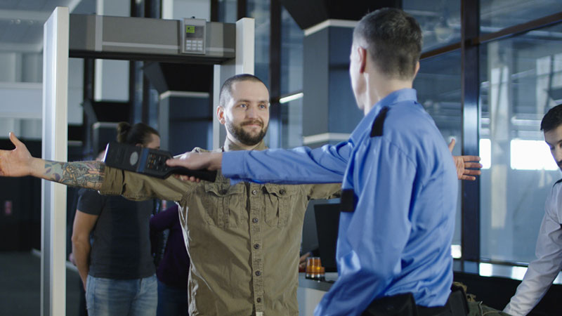 安檢門、手持式金屬探測器檢查